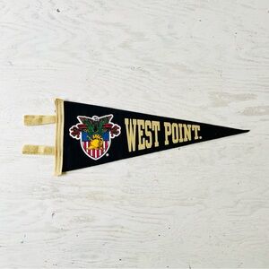 West Point pennant. Approx: 5.5”x15”
Felt on felt.
